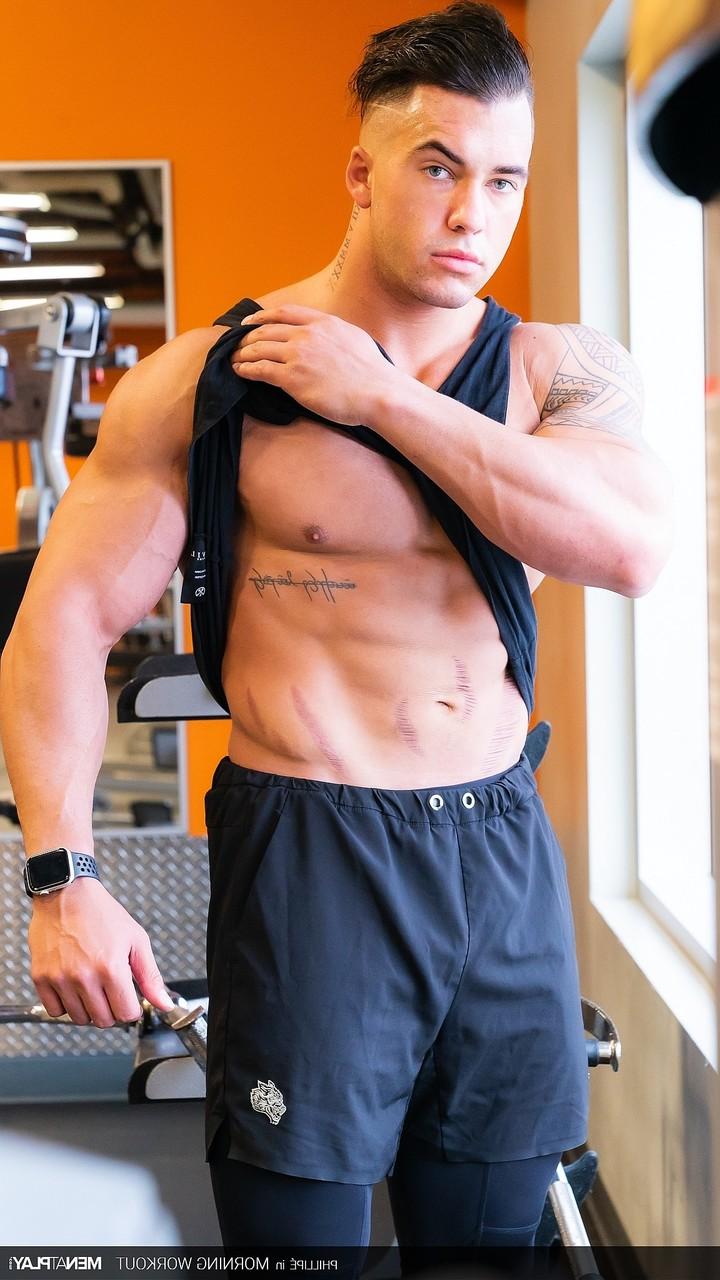 19P Phillipé Massa, gay musclé, pose dans la salle de sport et pose nu à la maison