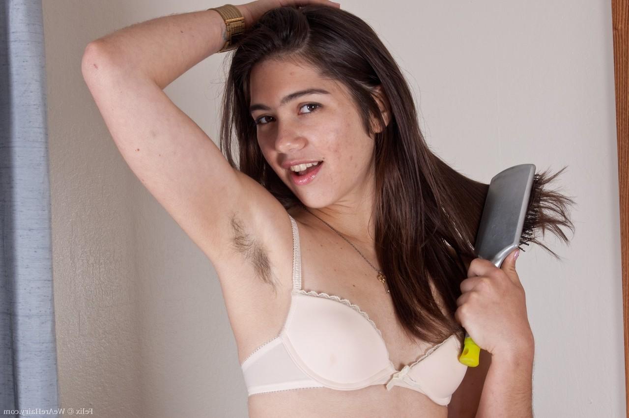 13P Morena sozinha tem prazer em exibir axilas peludas e castor