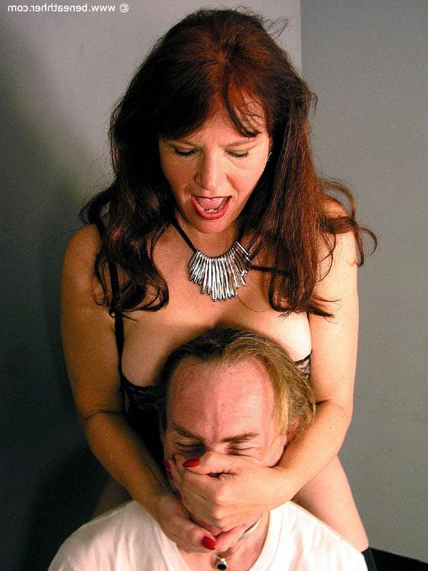15P A senhora ruiva faz com que seu escravo de colarinho adore sua vagina