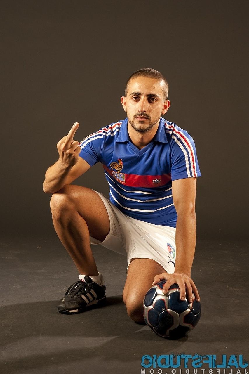 13P Der sexy, kurzhaarige, schwule Angel Hierro zieht sein Trikot aus und stellt seinen Schwanz zur Schau