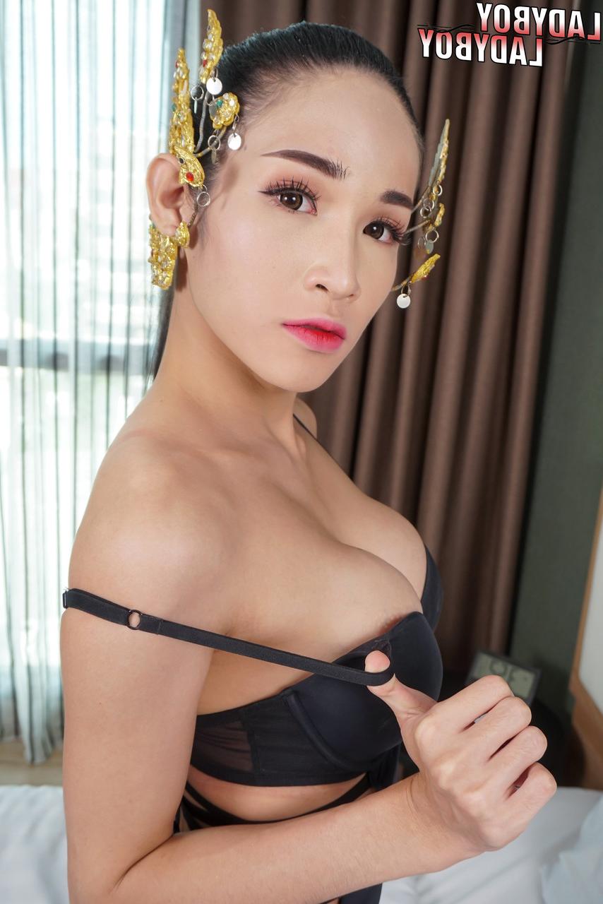 16P Linda travesti em lingerie preta Alice revela seus seios redondos e seu grande pau