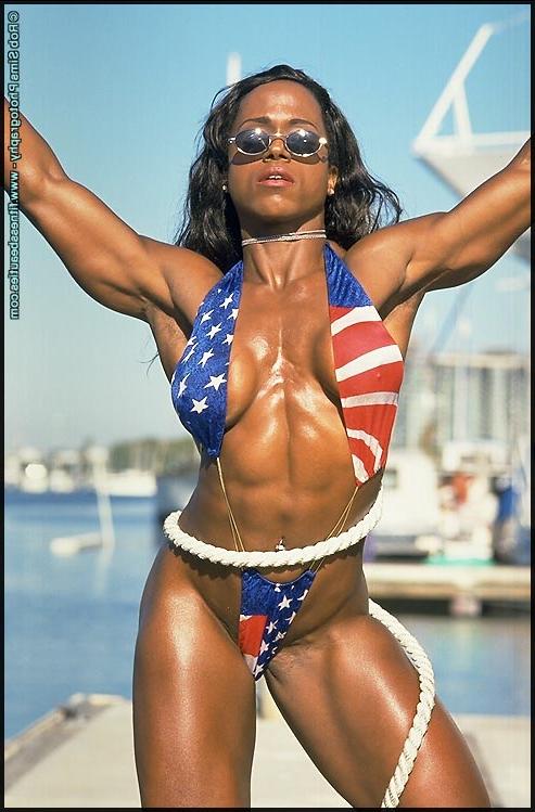 15P A fisiculturista negra Kim Hartt modela trajes de banho em uma marina