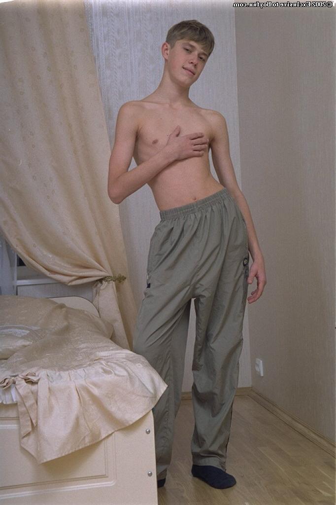 20P El flaco gay Jenya se desnuda y se masturba hasta el orgasmo