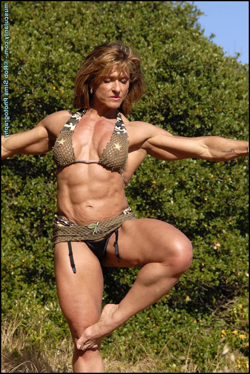 15P Bodybuilder Emery Miller licks a tit while taking off a bikini in the outdoors