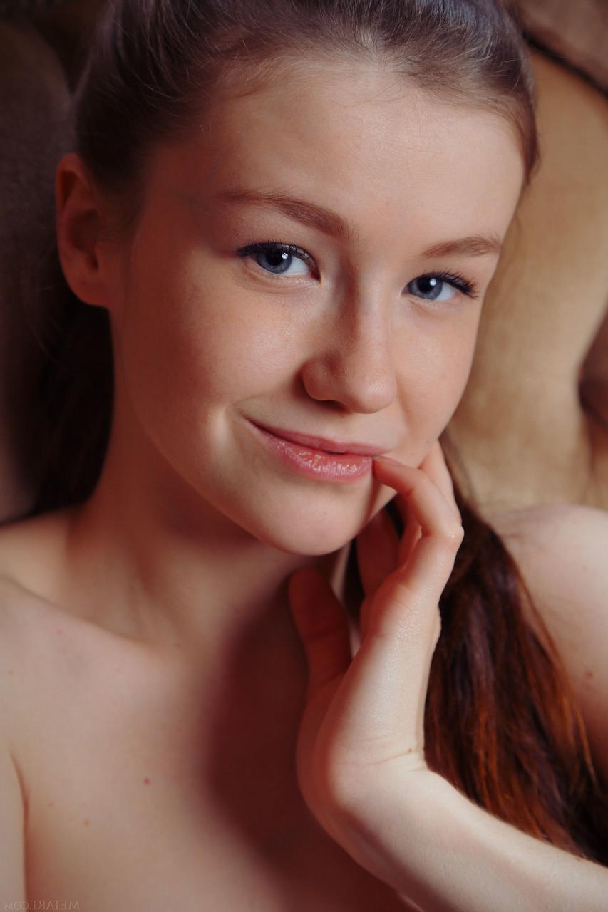 20P A linda adolescente Emily Bloom mostra sua irresistível buceta raspada de perto