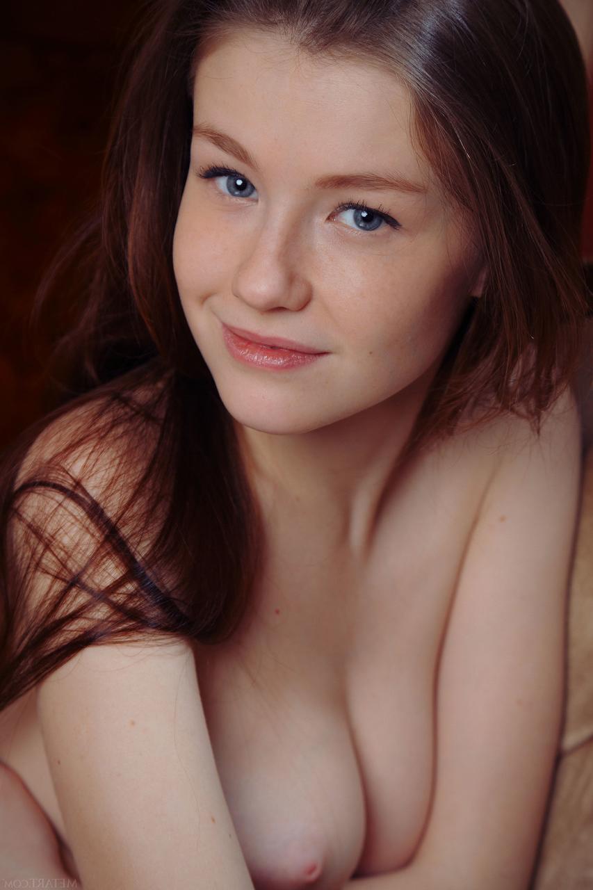20P A linda adolescente Emily Bloom mostra sua irresistível buceta raspada de perto
