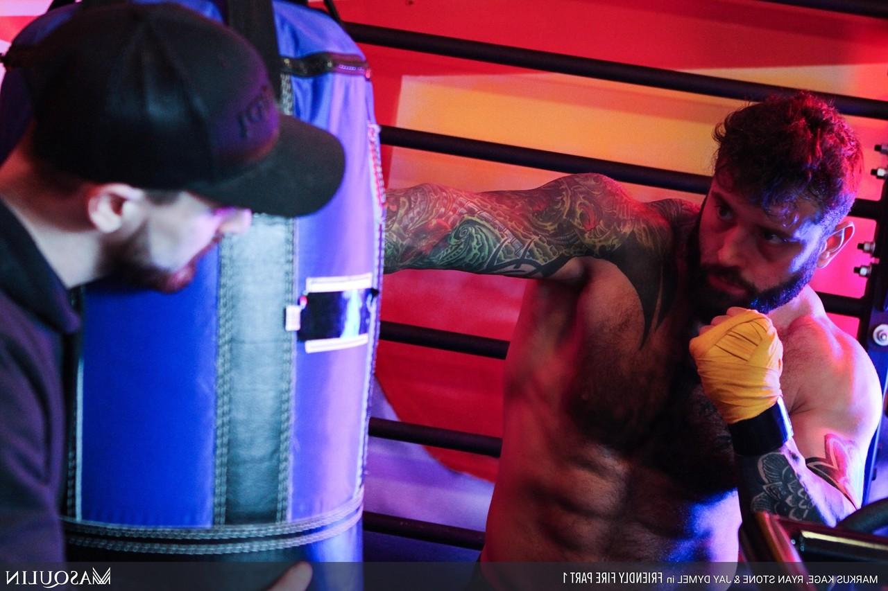 20P El boxeador tatuado Markus Kage mira a Ryan Stone y Jay Dymel follar en la cama