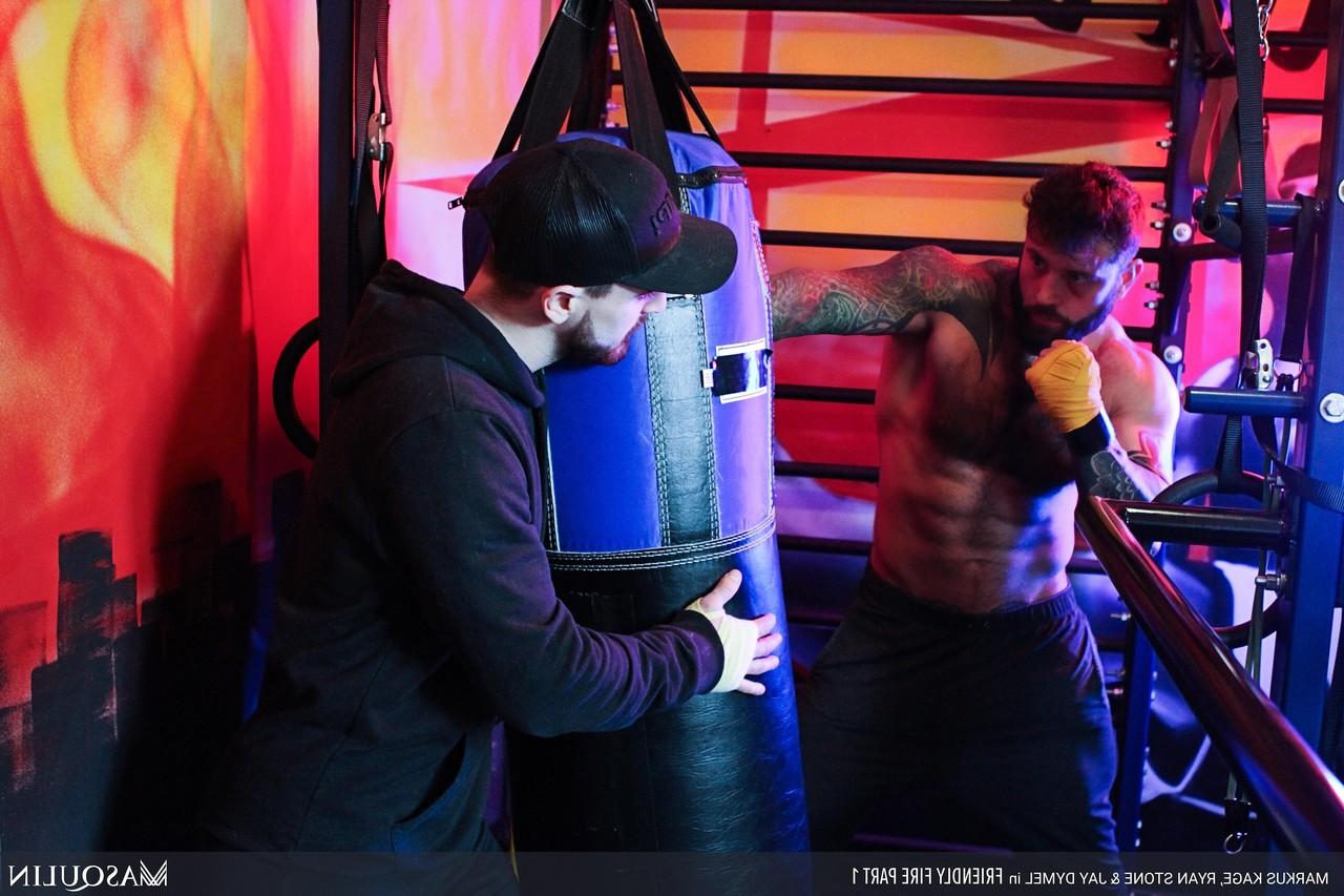 20P El boxeador tatuado Markus Kage mira a Ryan Stone y Jay Dymel follar en la cama