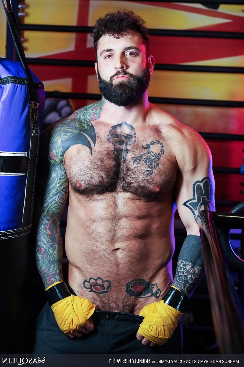 20P El boxeador tatuado Markus Kage mira a Ryan Stone y Jay Dymel follar en la cama