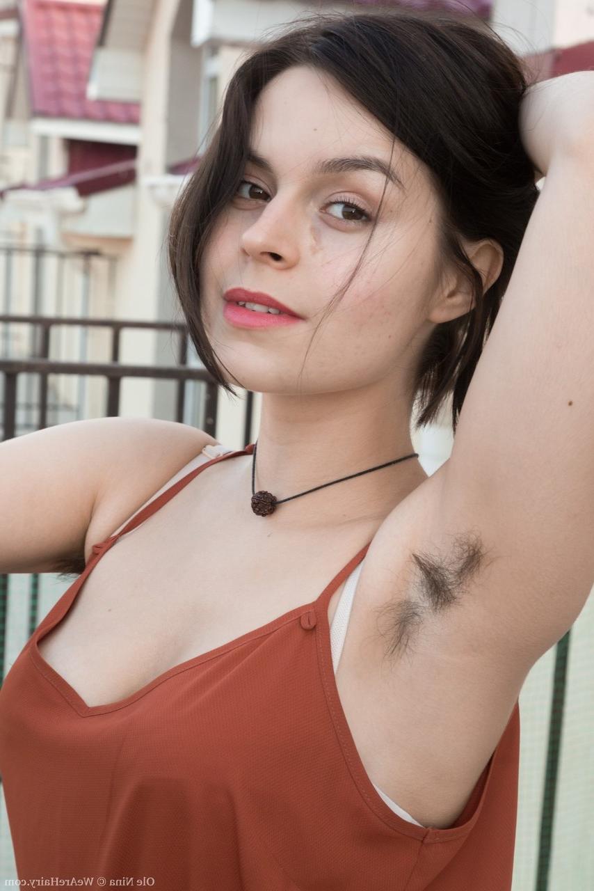 16P O amador de cabelos negros Ole Nina mostra sua buceta peluda em close-up ao ar livre