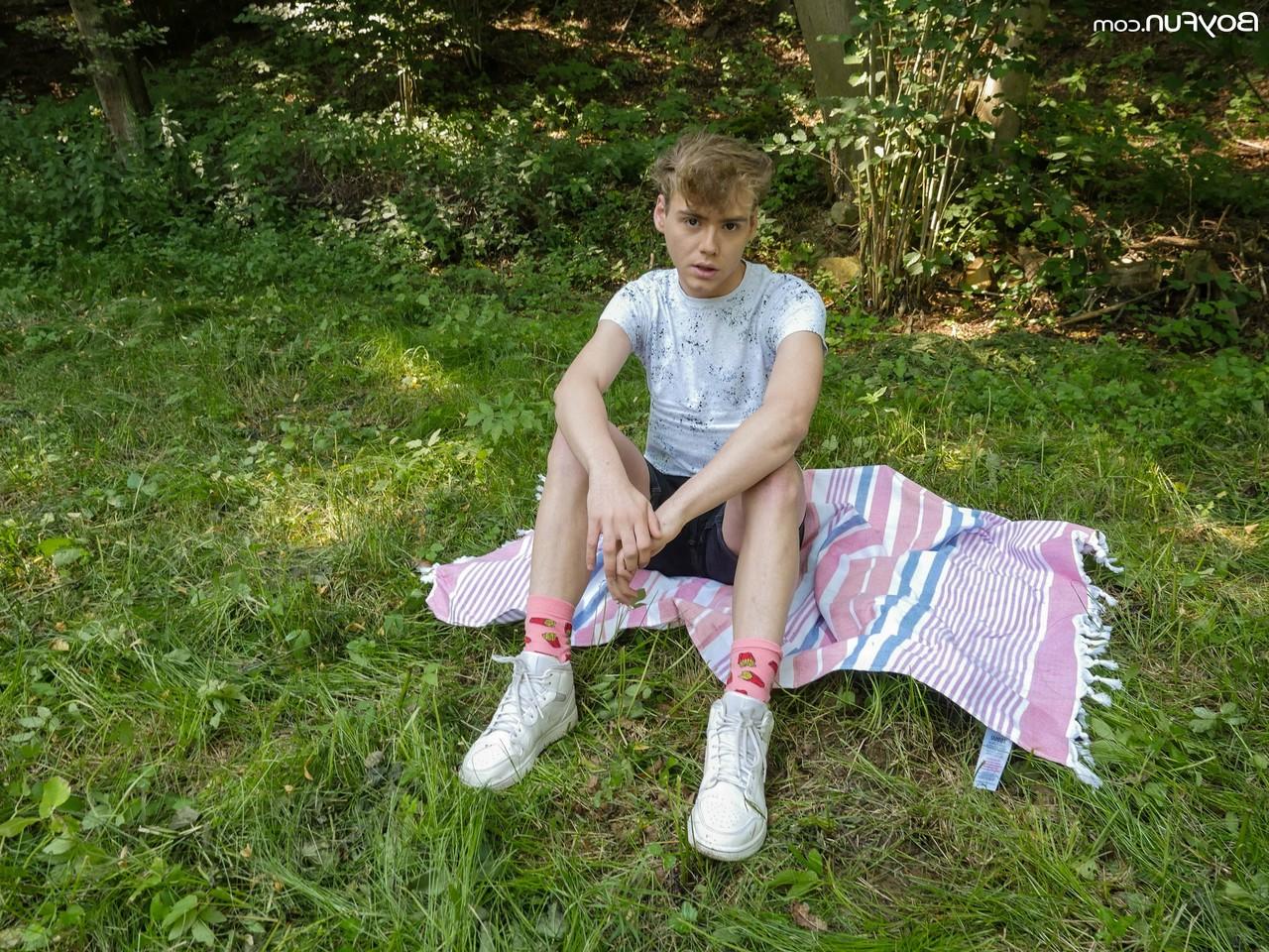20P El jovencito colgado Lucian Fair se desnuda y muestra su gran polla al aire libre