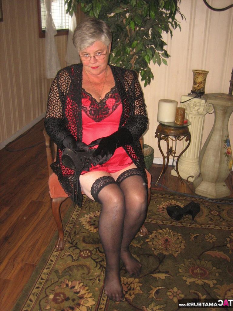 20P Old lady Girdle Goddess casts off lingerie to pose nude in hosiery and gloves