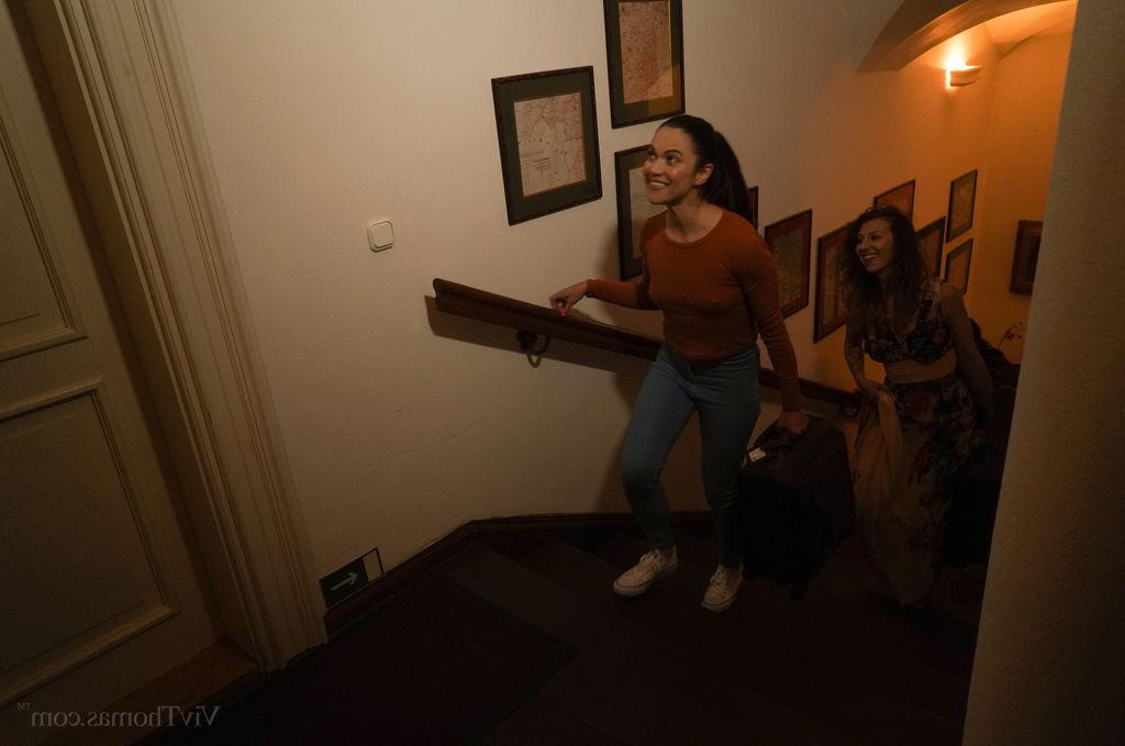 16P Las lesbianas Emylia Argan y Alyssa Reece hacen el amor en una habitación del piso de arriba