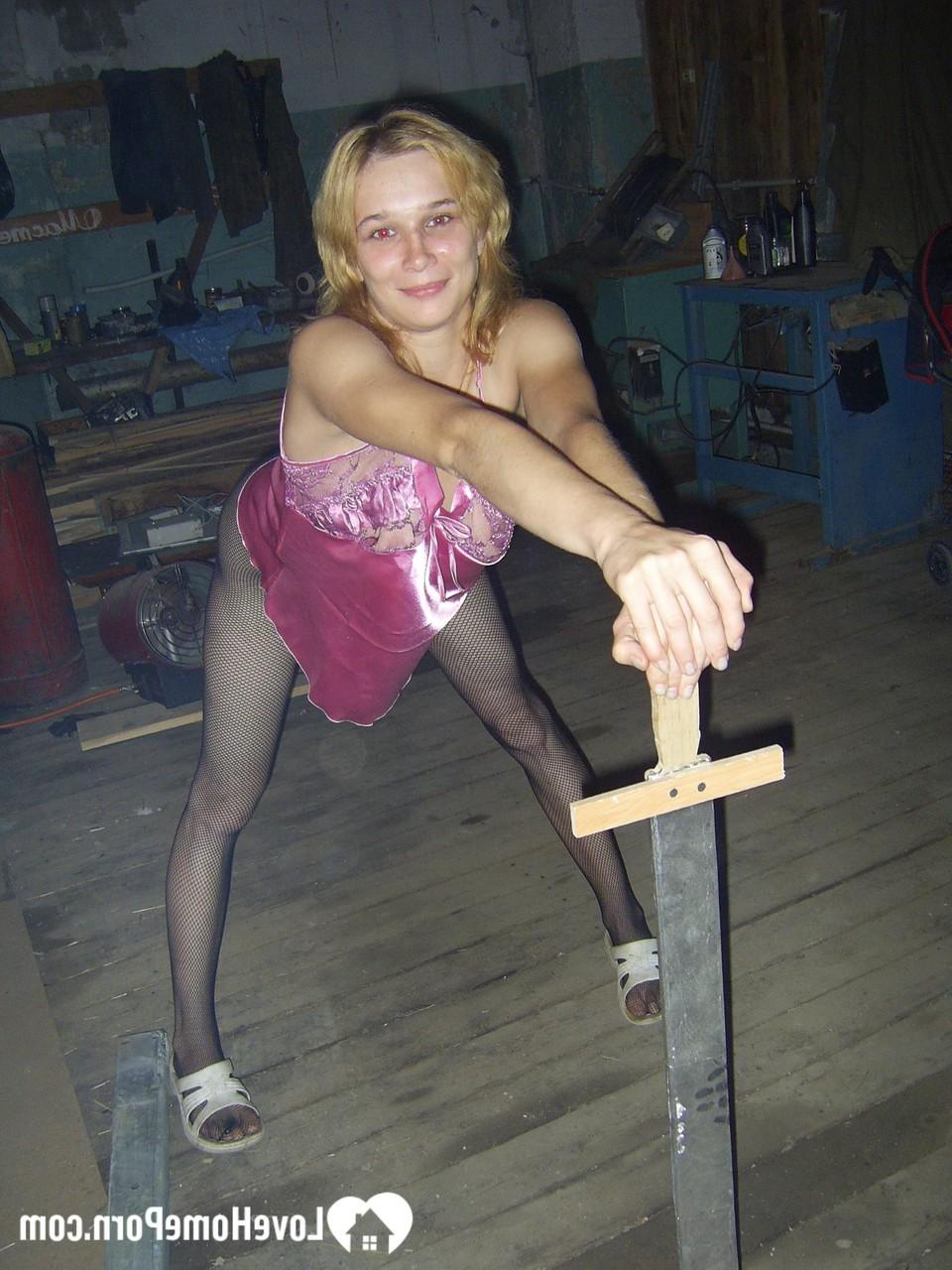20P Geile blonde Amateurin stellt ihre natürlichen Titten und ihren großen Arsch in einem Netz-Body zur Schau