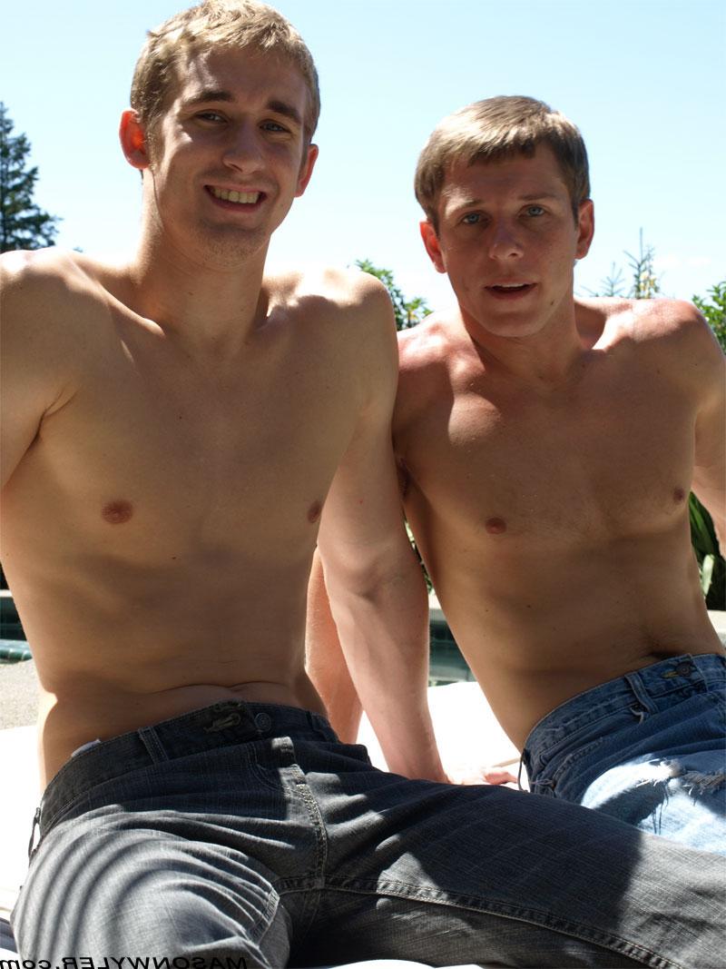 20P Der wunderschöne Schnuckel Tommy D kommt hart, nachdem er von Mason Wyler einen Outdoor-BJ bekommen hat