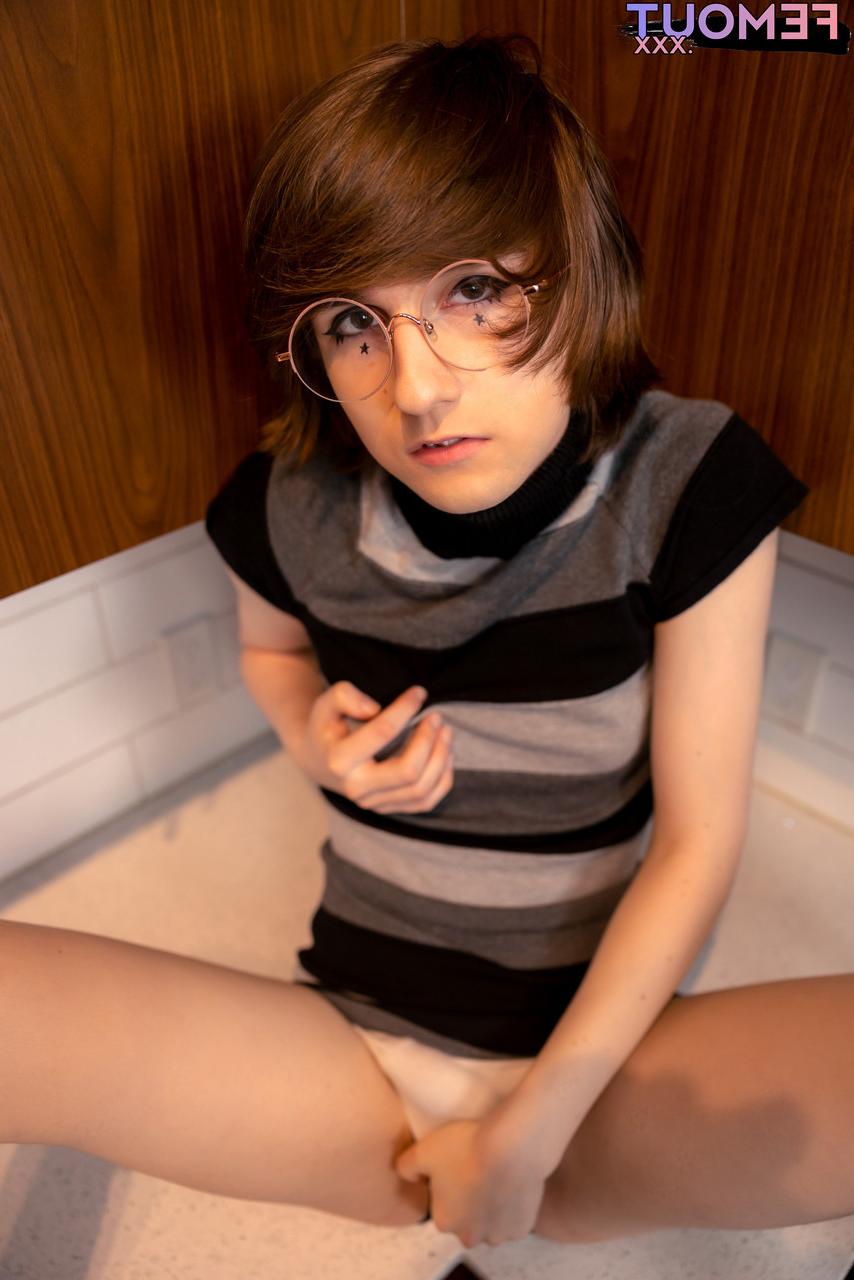 15P Transexuelle brune maigre à lunettes Lemmi expose sa bite et se masturbe