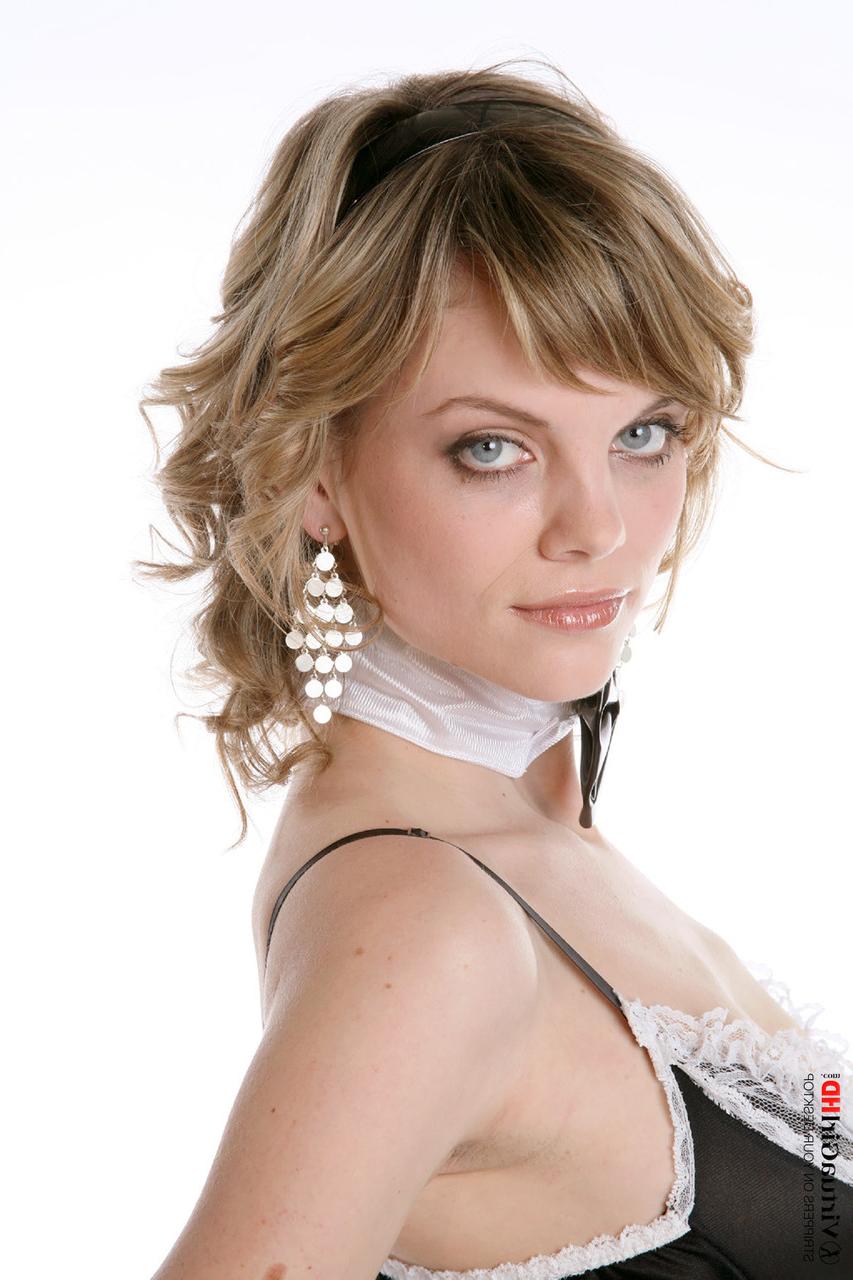 15P Empregada sexy com olhos marcantes tira o uniforme para posar nua em meias
