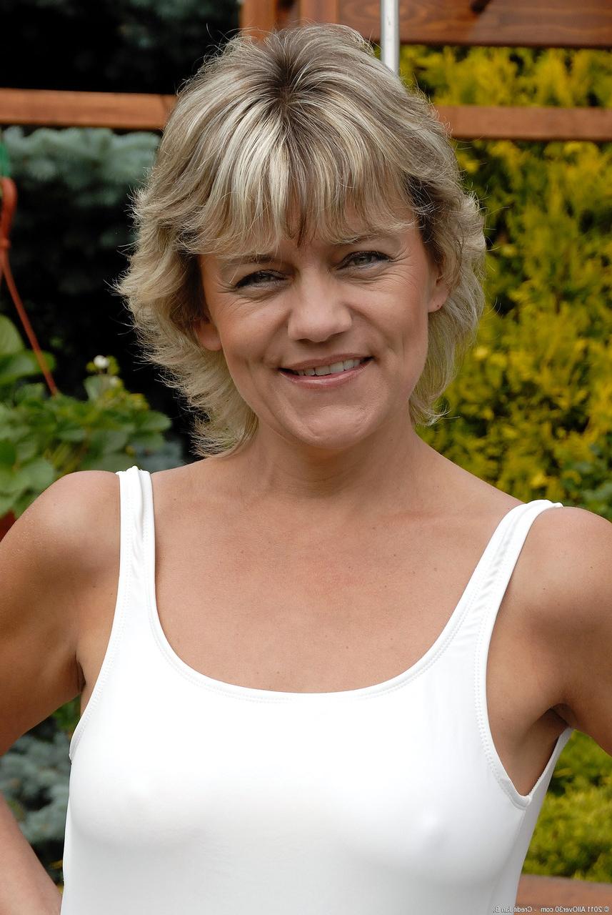 20P Gorgeous MILF Sherry D strips and touches her hot body at the pool