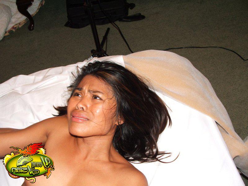 11P A adolescente asiática Arcadia Davida faz sexo na cama com um negro