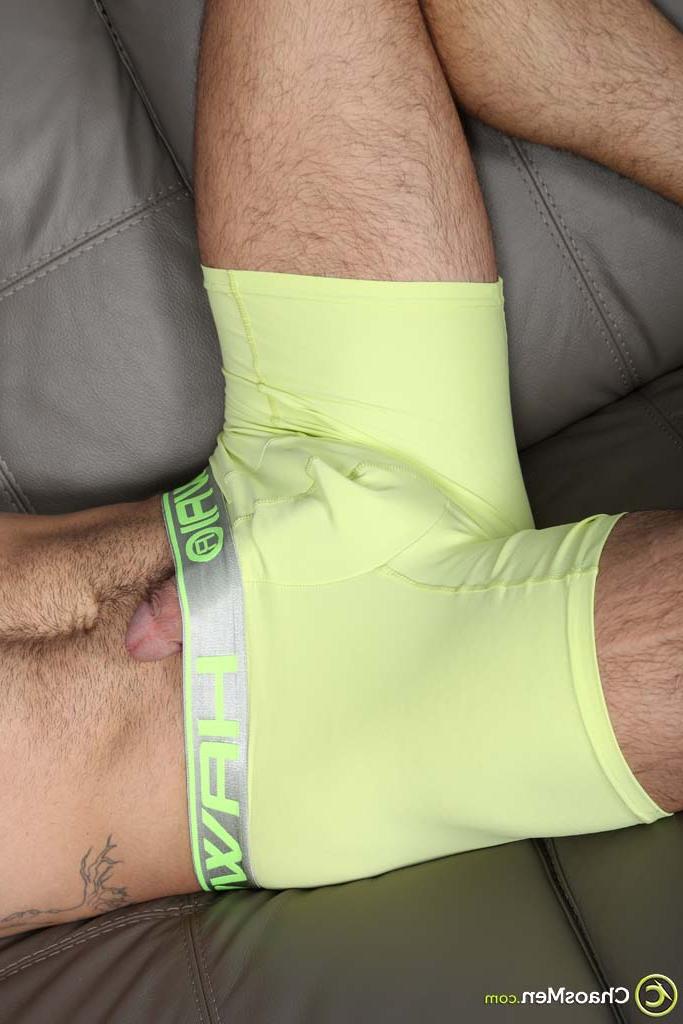 20P El sexy gay Sean Peyton muestra su pecho peludo, su polla curva y su gran culo