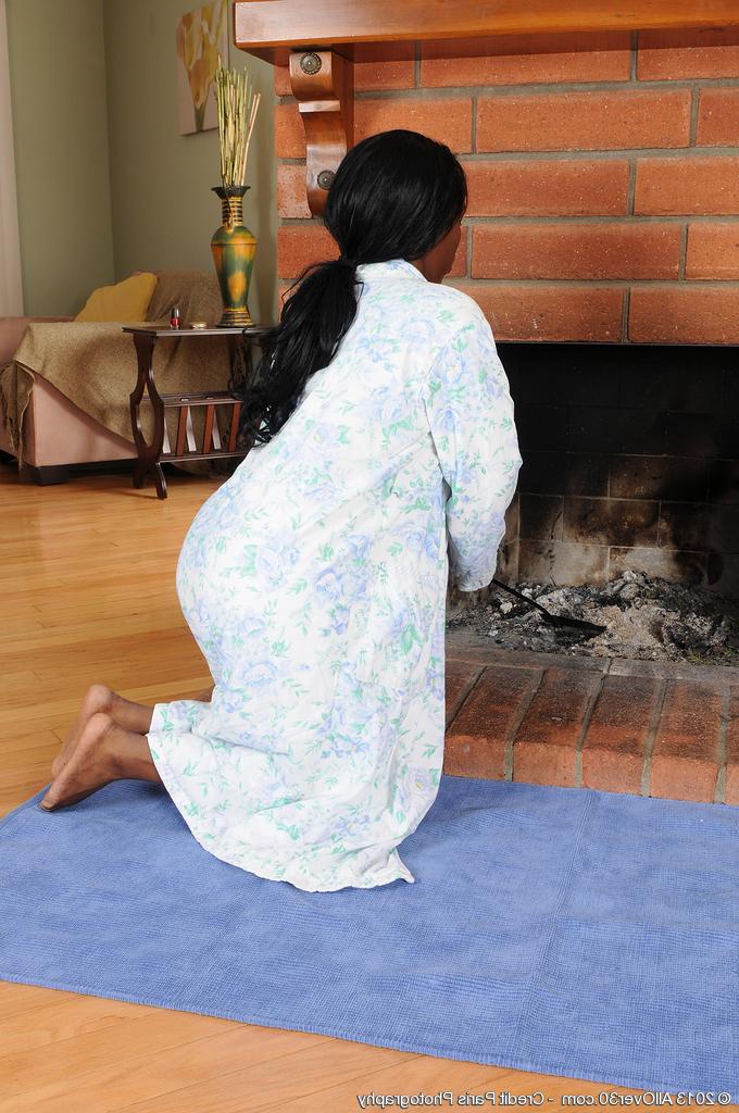 15P A negra Sammi Ross, com mais de 30 anos, tira o roupão e a lingerie para posar nua