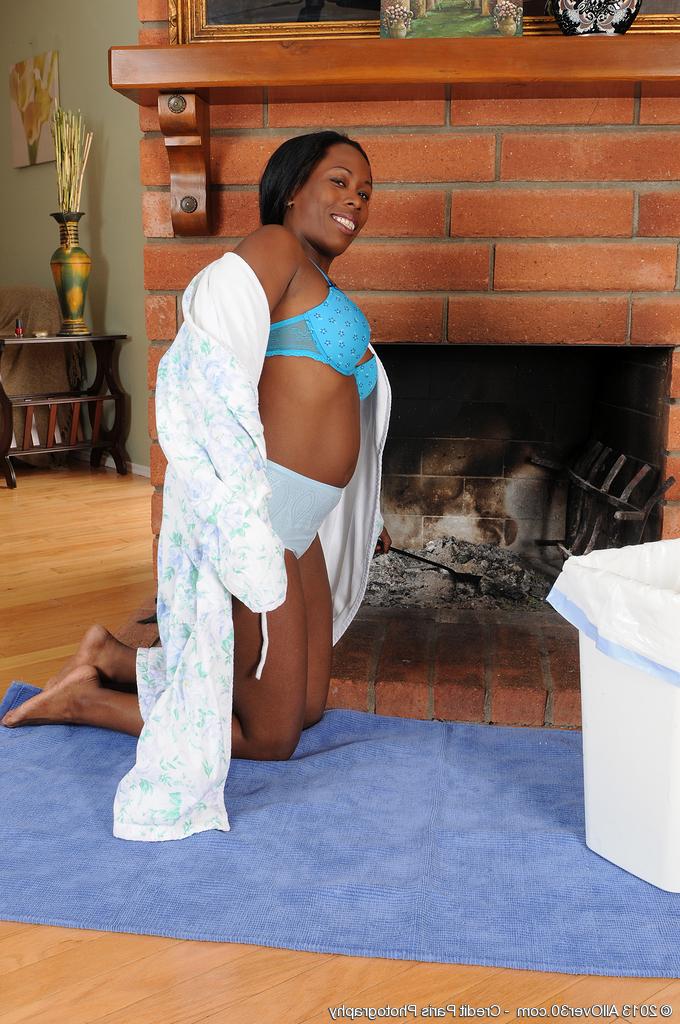 15P A negra Sammi Ross, com mais de 30 anos, tira o roupão e a lingerie para posar nua