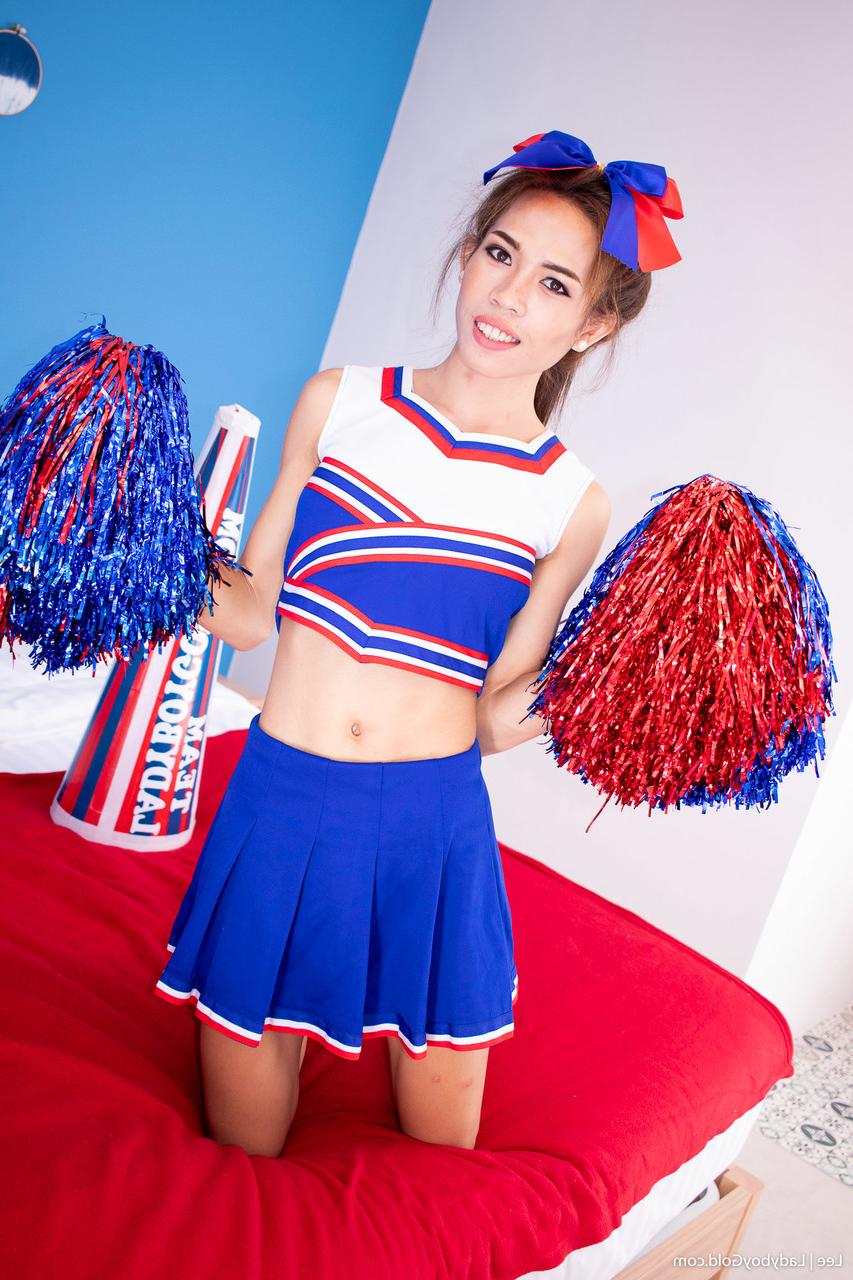 20P Lee, petite pom-pom girl transexuelle, prend une bite dans son trou du cul serré.
