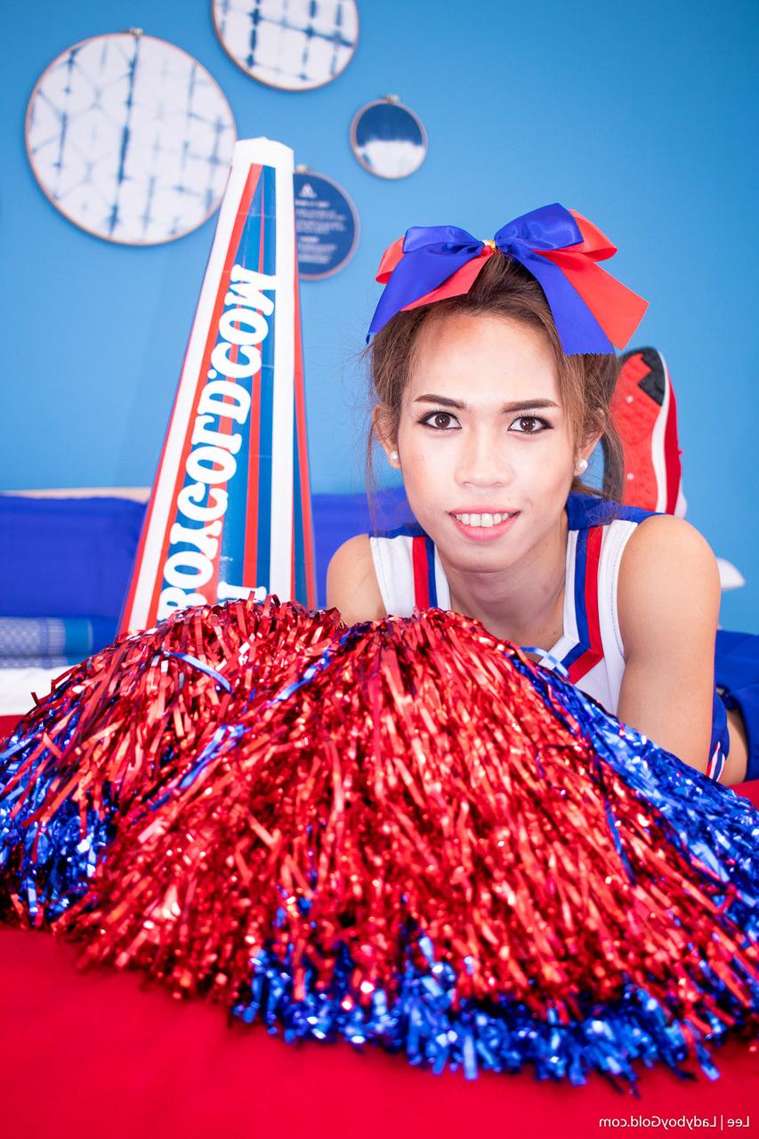 20P Lee, petite pom-pom girl transexuelle, prend une bite dans son trou du cul serré.