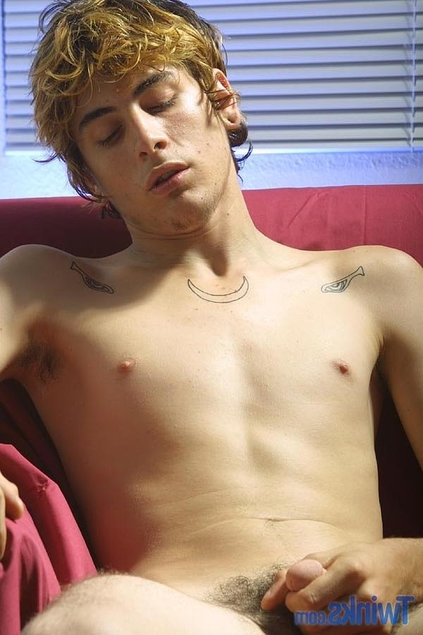 20P O jovem gostoso Andrew D fica nu e sacode seu pau pequeno até gozar