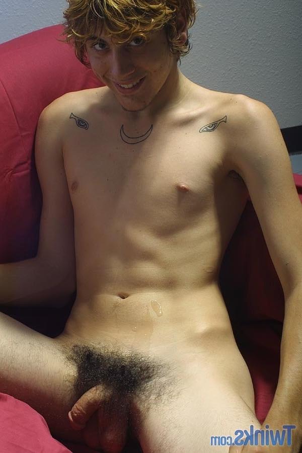 20P O jovem gostoso Andrew D fica nu e sacode seu pau pequeno até gozar