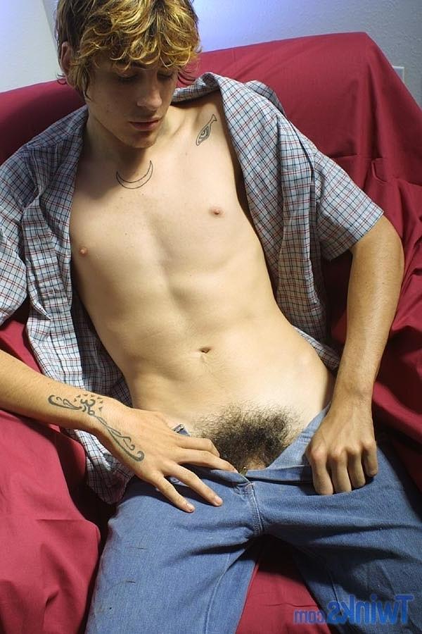 20P O jovem gostoso Andrew D fica nu e sacode seu pau pequeno até gozar
