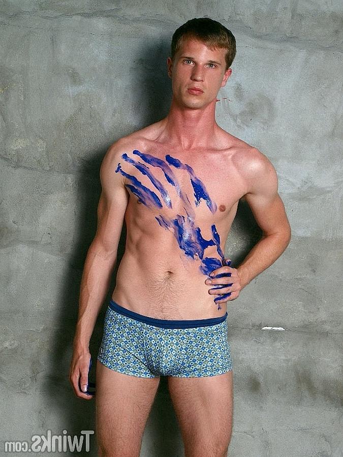 20P Das superheiße schwule Model Dallas Reeves entblößt seinen schlanken Körper und seinen großen Arsch