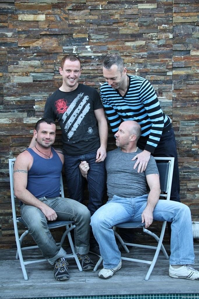20P Tíos gays amateurs se chupan la erección dura antes del sexo grupal