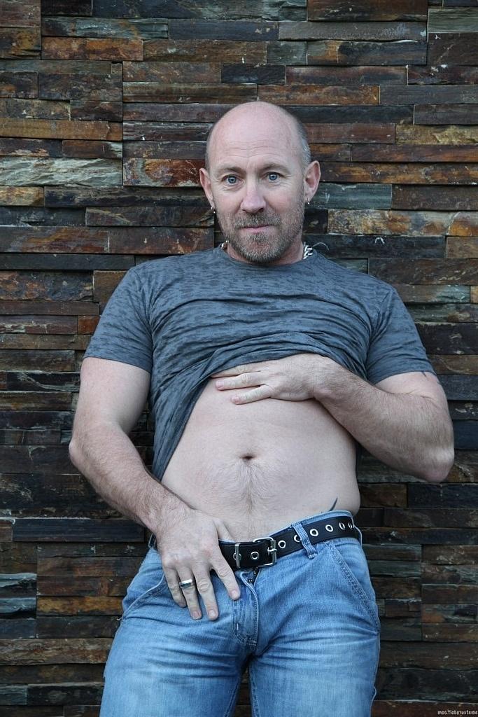 20P Tíos gays amateurs se chupan la erección dura antes del sexo grupal
