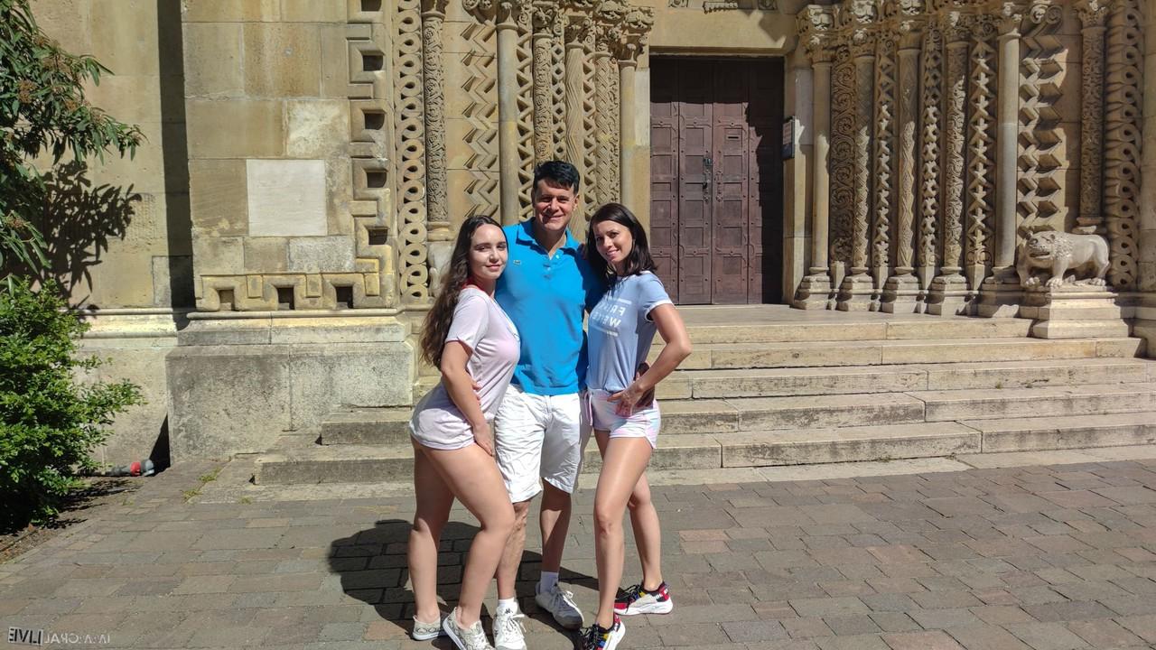 20P Las morenas Vickie Brown y Jessie Clark folladas a lo perrito en un trío