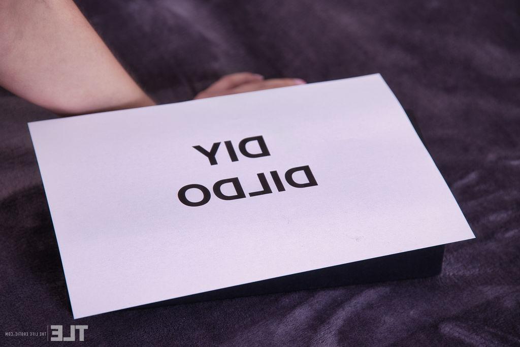 16P Die kaukasische Teenagerin Gina Snow masturbiert mit einem DIY-Dildo in Netzstrümpfen