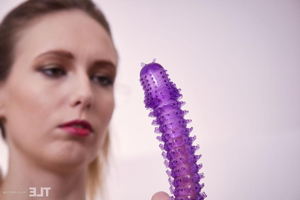 16P Die kaukasische Teenagerin Gina Snow masturbiert mit einem DIY-Dildo in Netzstrümpfen