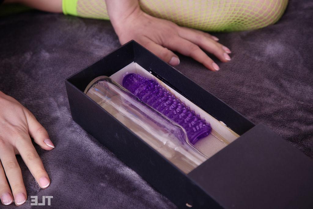 16P Die kaukasische Teenagerin Gina Snow masturbiert mit einem DIY-Dildo in Netzstrümpfen