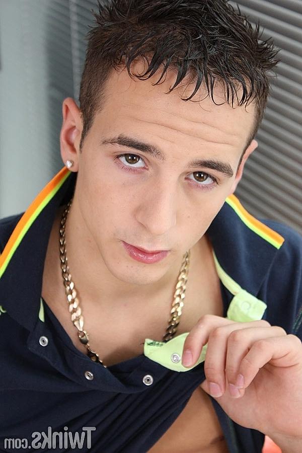20P O moreno gay magro Luke Desmond revela seu tanquinho e se masturba