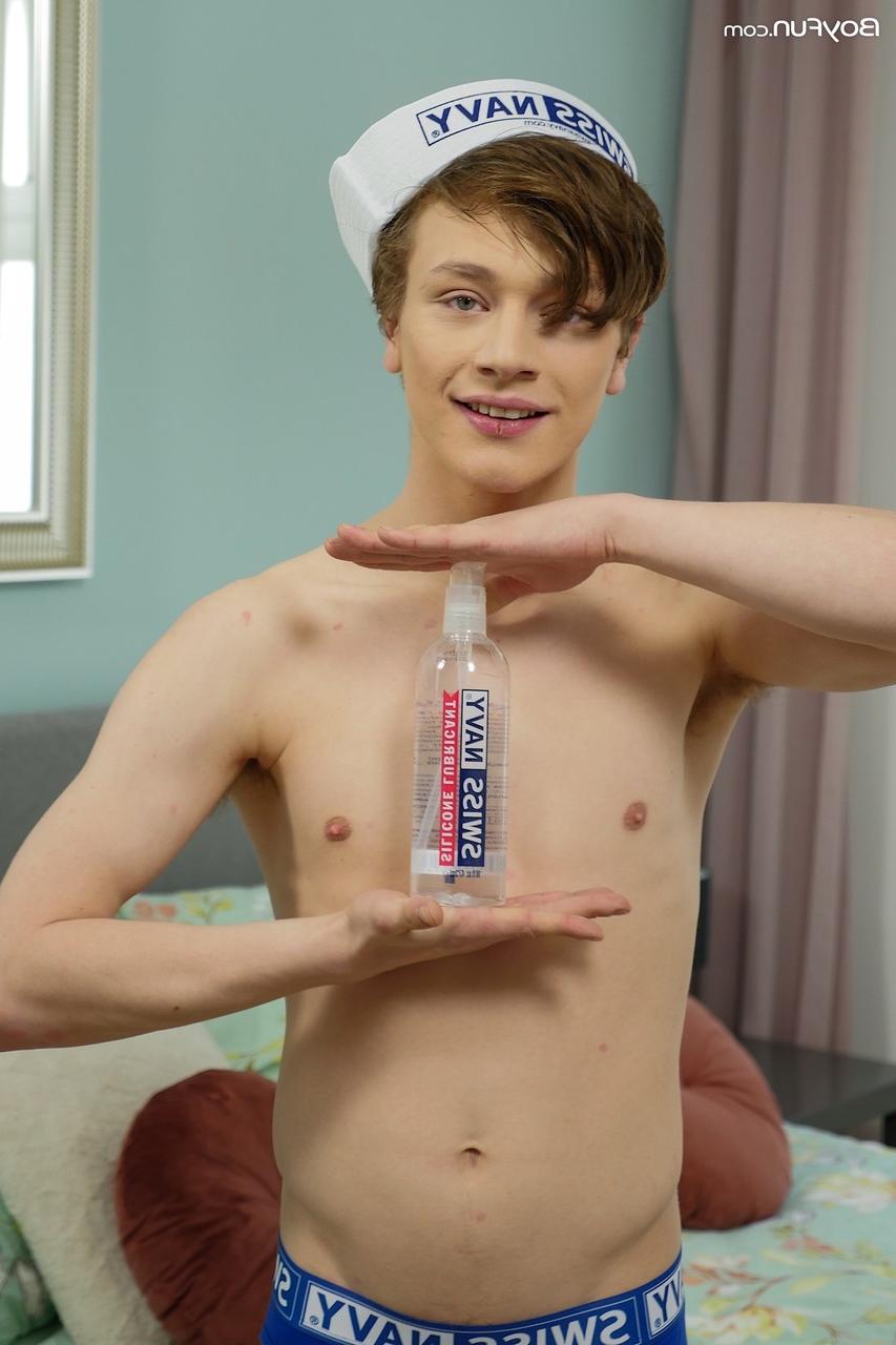 20P O gay magro Alex Faux tira a calcinha e sacode seu botão duro como pedra