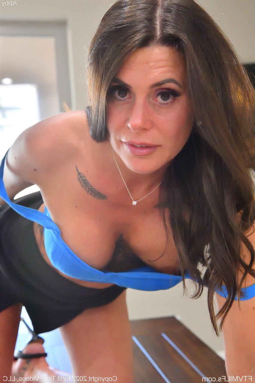 20P La MILF caliente Abby muestra y se toca el coño recortado en la mesa del comedor