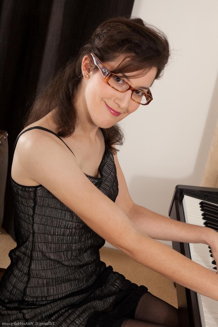 15P Profesora de música se estira desnuda mostrando sus axilas peludas y su arbusto en el taburete del piano
