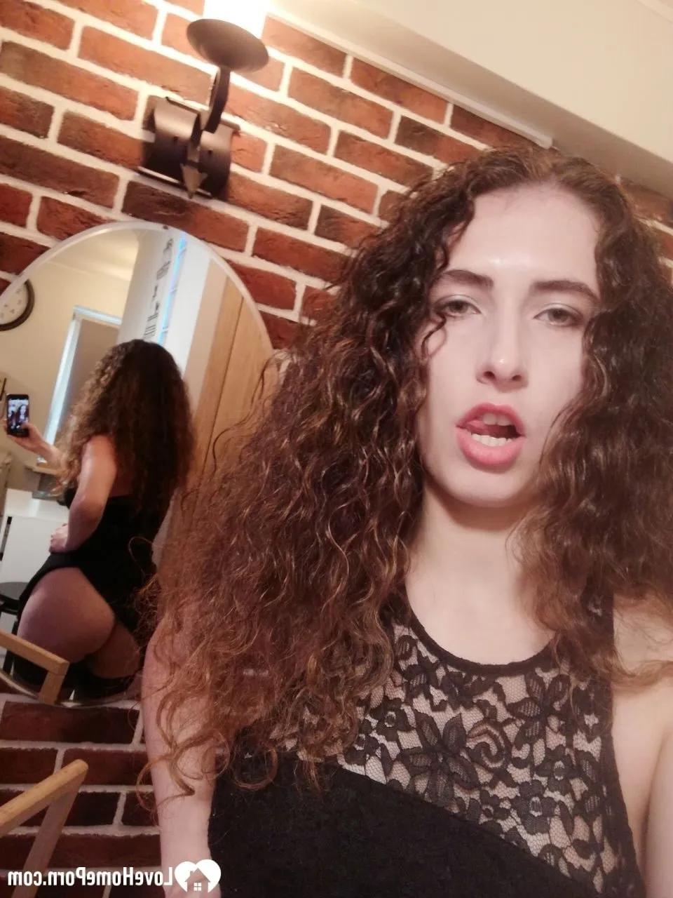 20P Gata sexy de cabelos cacheados mostra seus belos seios e sua bela bunda enquanto tira nus