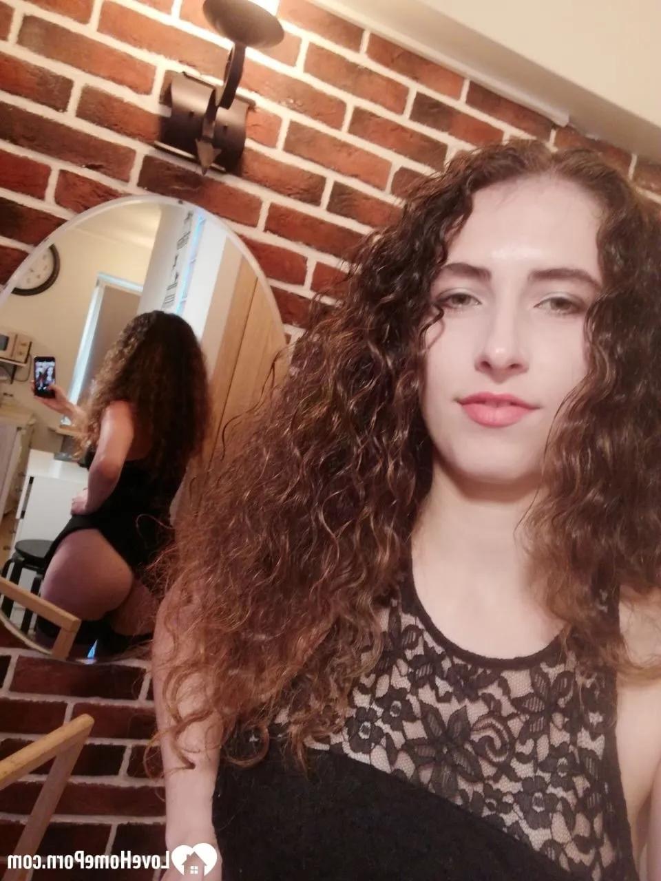 20P Gata sexy de cabelos cacheados mostra seus belos seios e sua bela bunda enquanto tira nus
