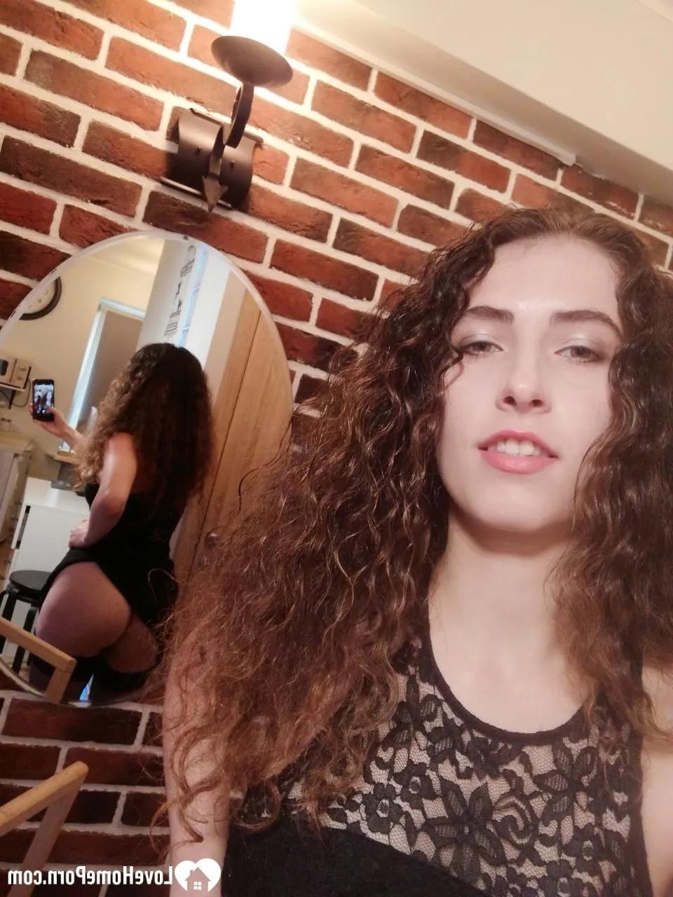 20P Gata sexy de cabelos cacheados mostra seus belos seios e sua bela bunda enquanto tira nus