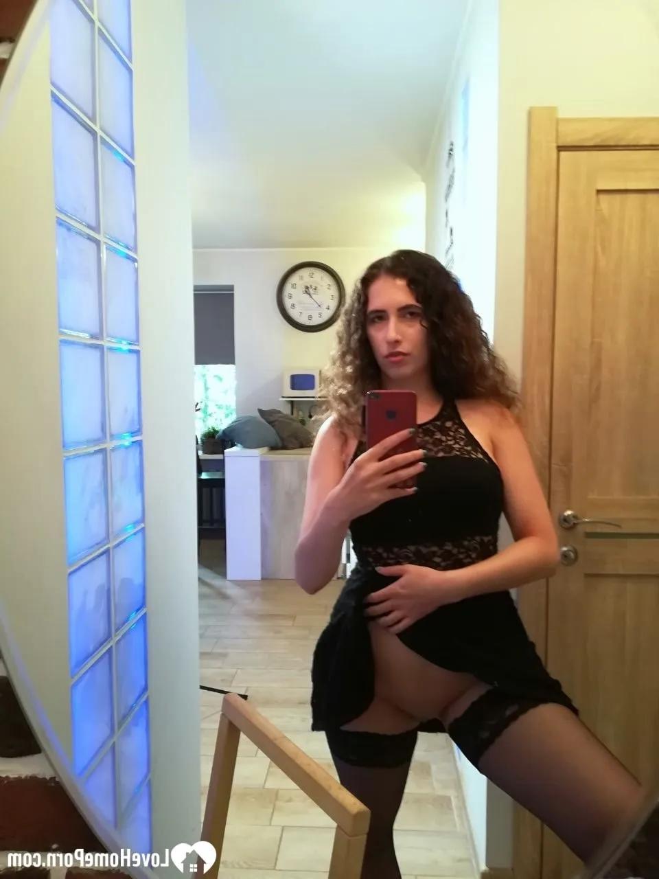 20P Gata sexy de cabelos cacheados mostra seus belos seios e sua bela bunda enquanto tira nus