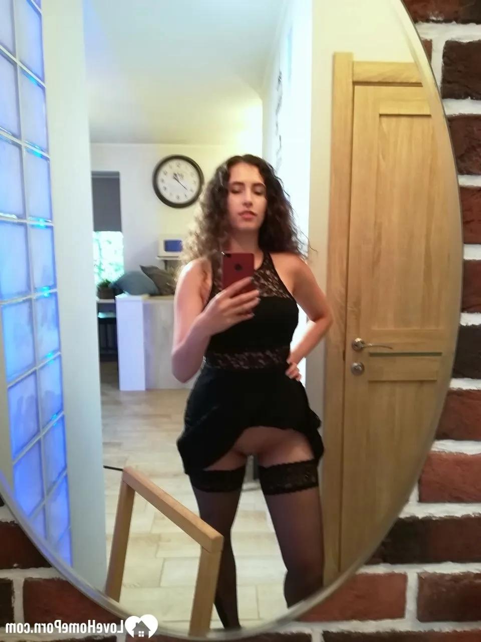 20P Gata sexy de cabelos cacheados mostra seus belos seios e sua bela bunda enquanto tira nus