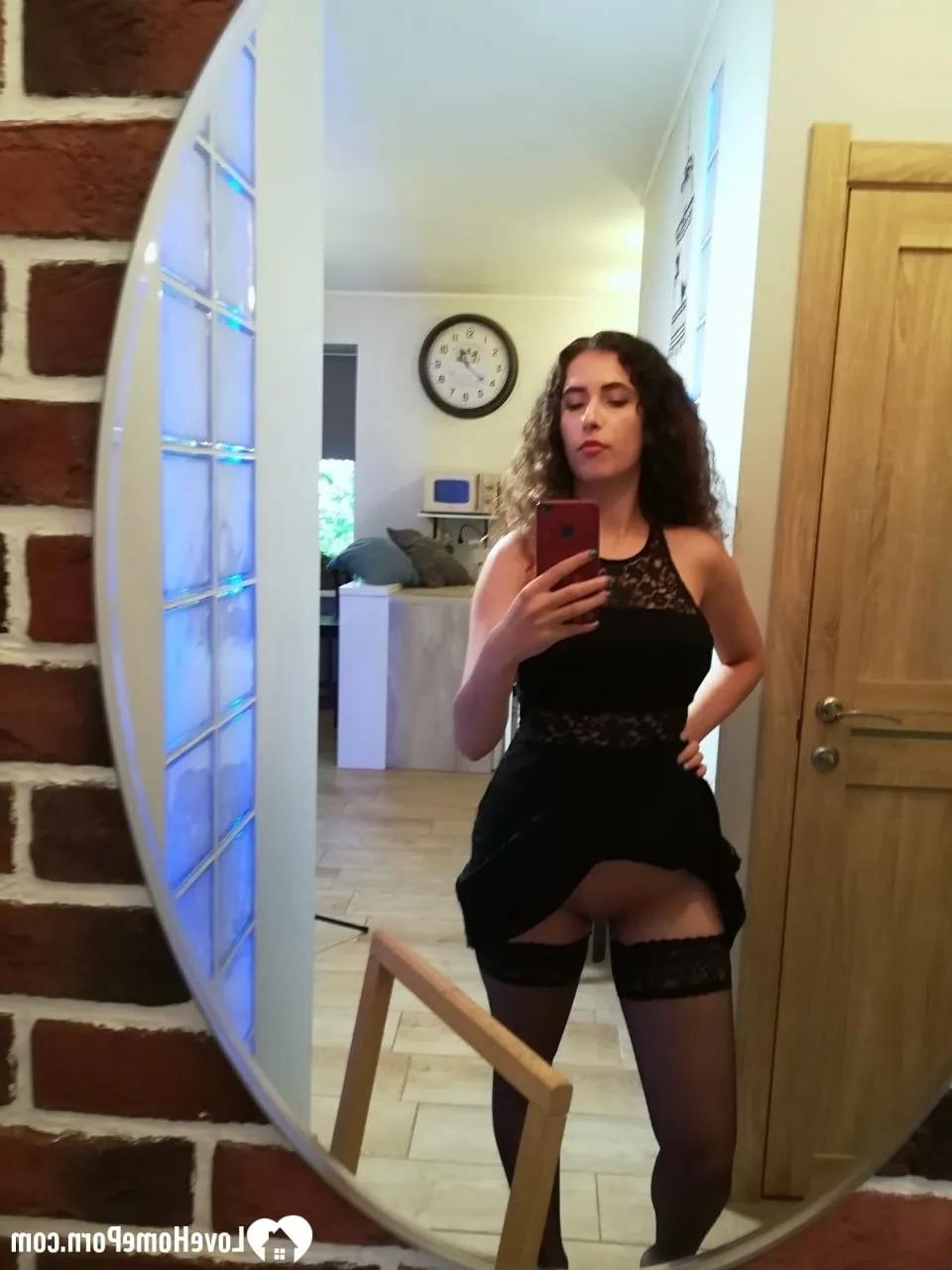20P Gata sexy de cabelos cacheados mostra seus belos seios e sua bela bunda enquanto tira nus