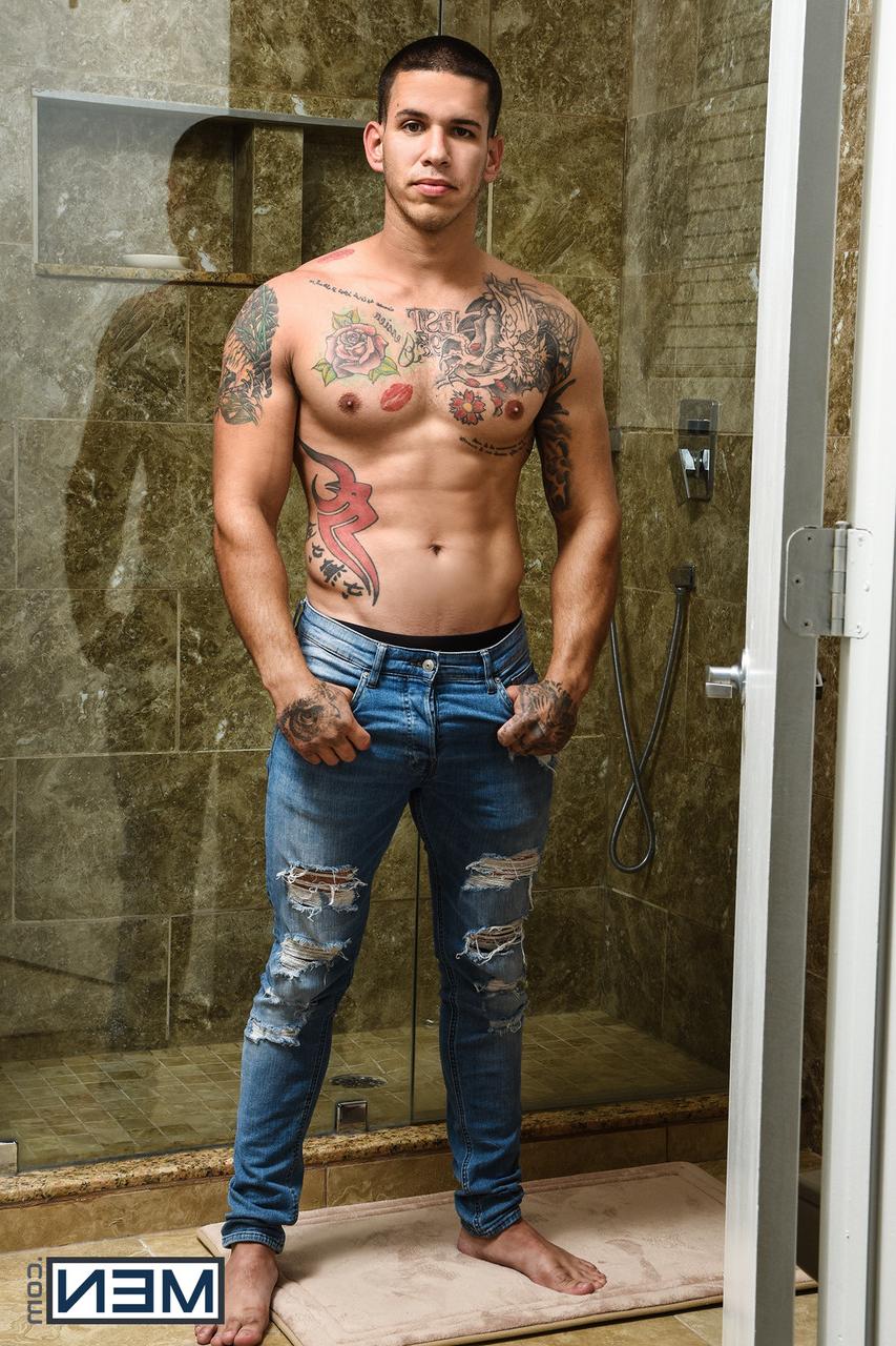 17P Muscled Justin Matthews and Jacob Miami starts in shower and continue in bed