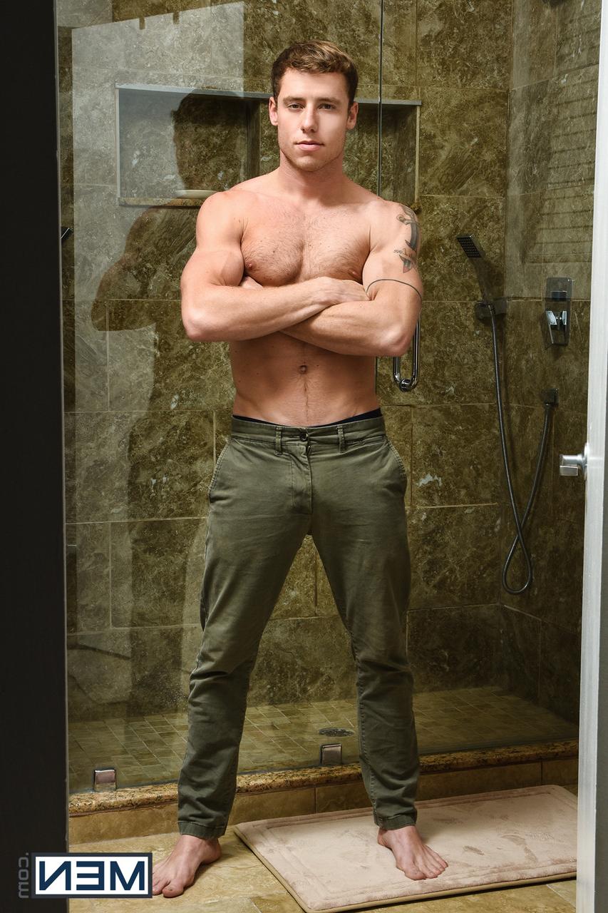17P Muscled Justin Matthews and Jacob Miami starts in shower and continue in bed